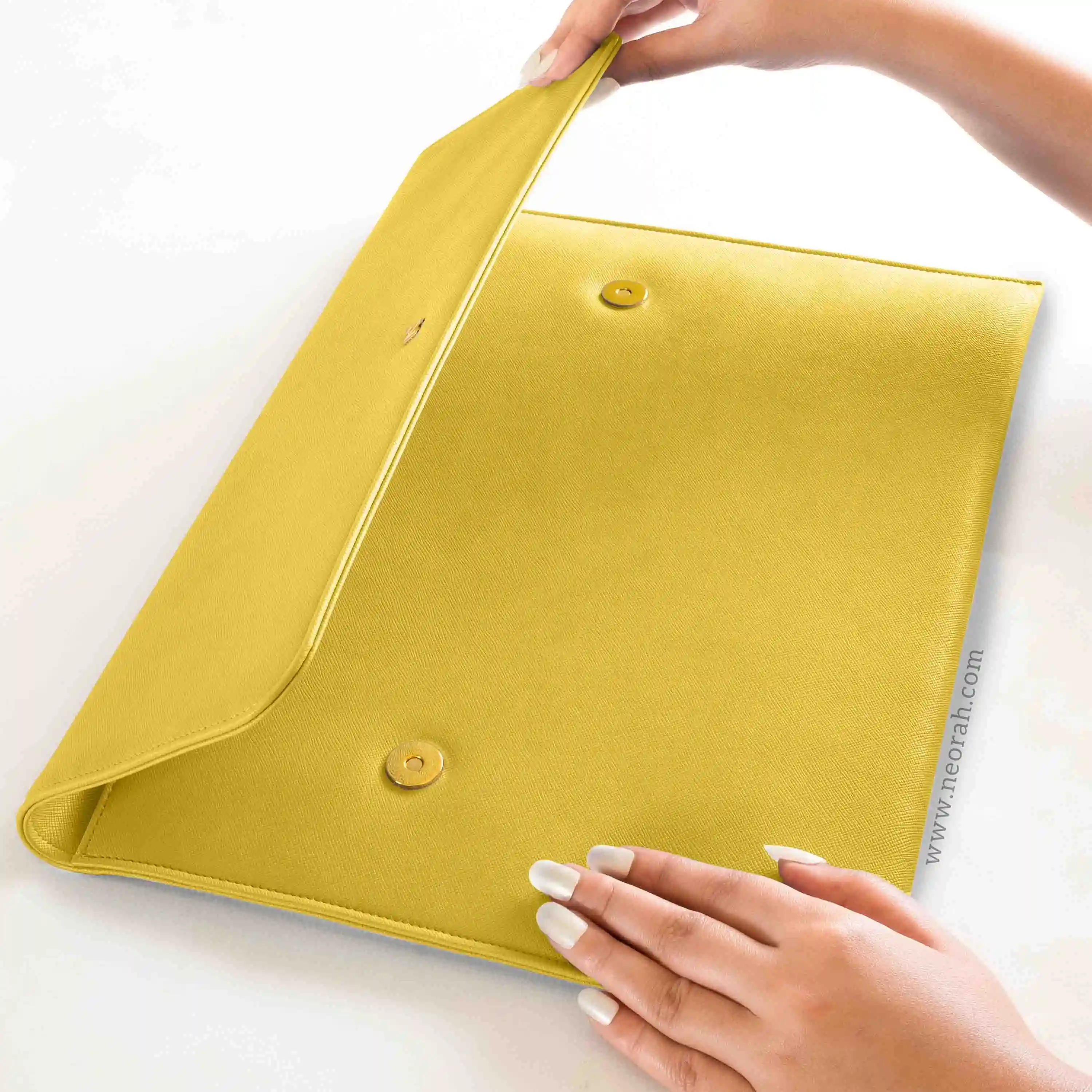 LAPTOP SLEEVE WITH FLAP + MAGNETIC CLOSURE - Image 99
